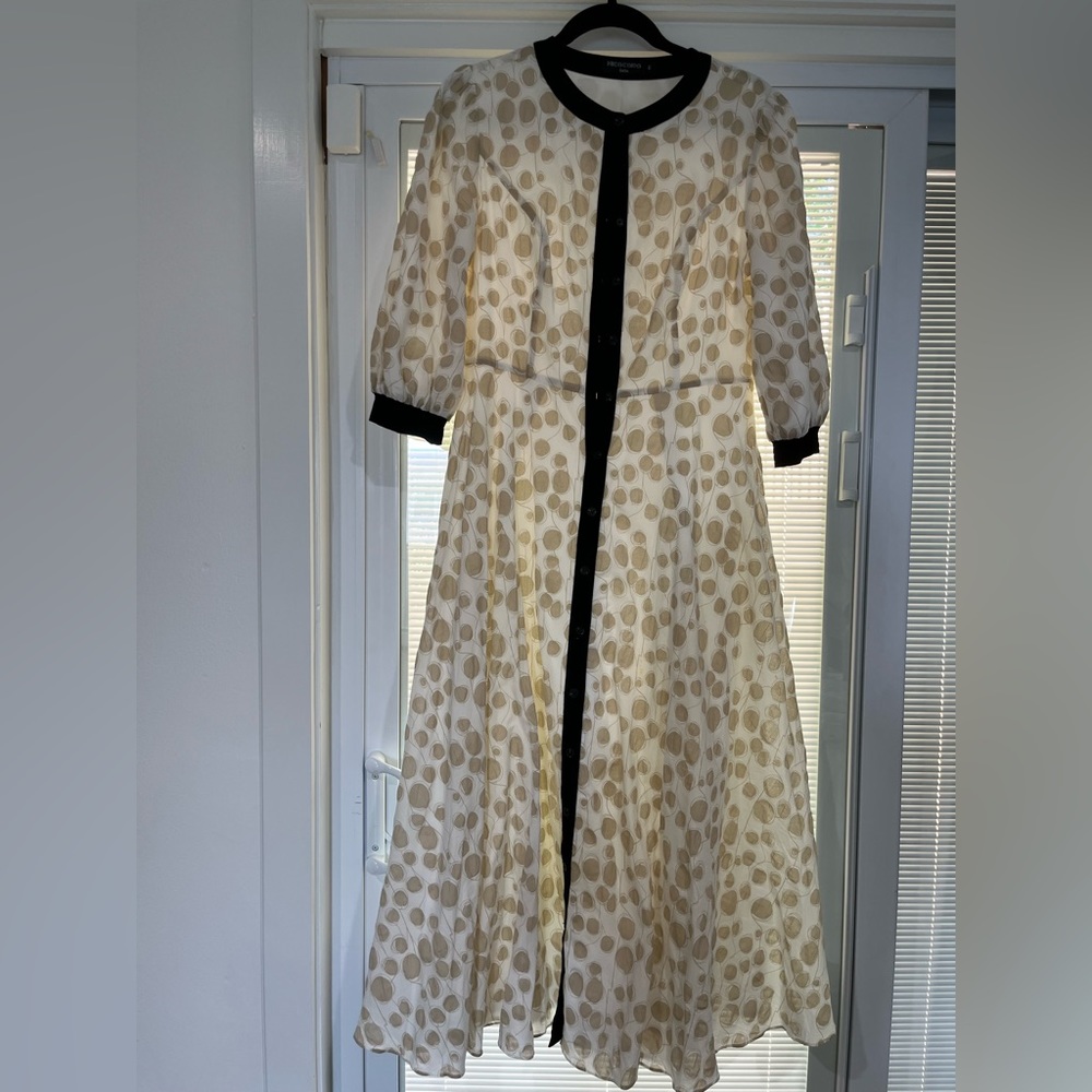 Stunning Micacara dress size 6 beige and white with black trimming